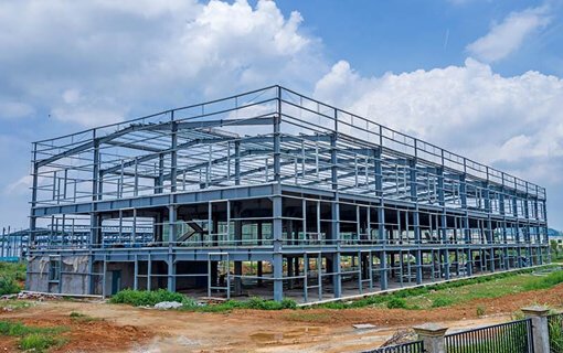 الطلب الإقليمي على الإنشاءات وحلول هندسية مخصصة للمباني الفولاذية في الشرق الأوسط